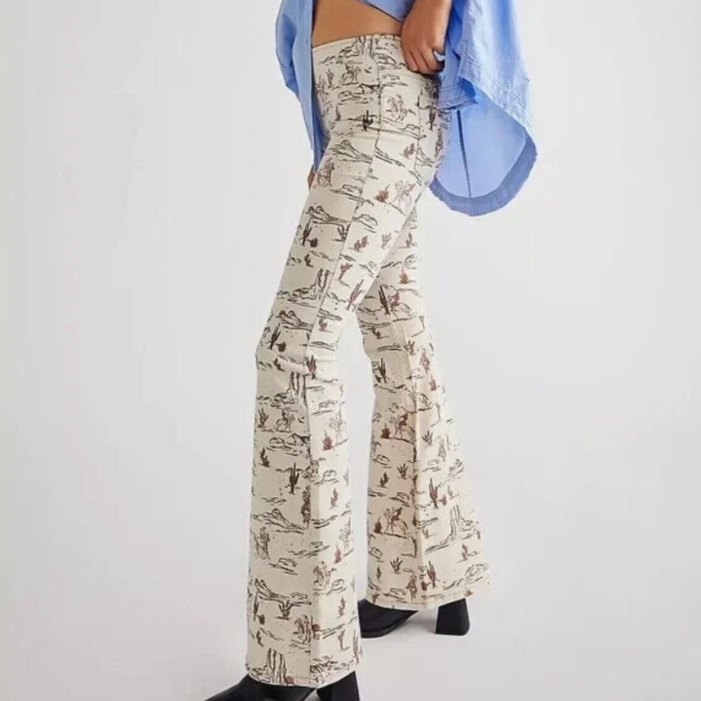 We the free, flares Western Print